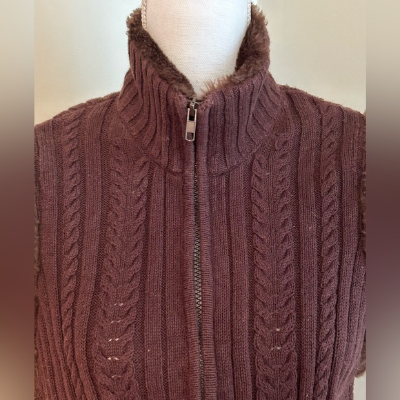 Tiara Vintage Knit Zip-Front Sweater Vest with Faux Fur Trim - Picture 2 of 13